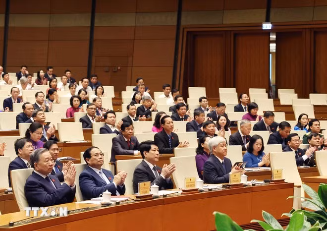 Los dirigentes del Partido y del Estado, junto con los diputados, en la sesión inaugural de la reunión.