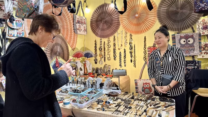 En un stand de productos artesanales de Vietnam. (Fotografía: VNA)