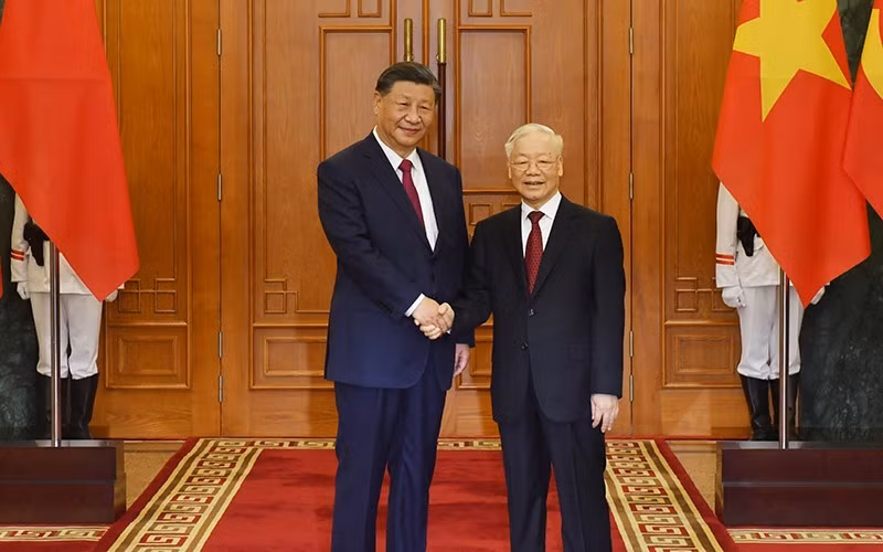 El secretario general del Partido Comunista de Vietnam, Nguyen Phu Trong (derecha), y el secretario general del Partido Comunista de China y presidente del país, Xi Jinping. (Fotografía: VNA)