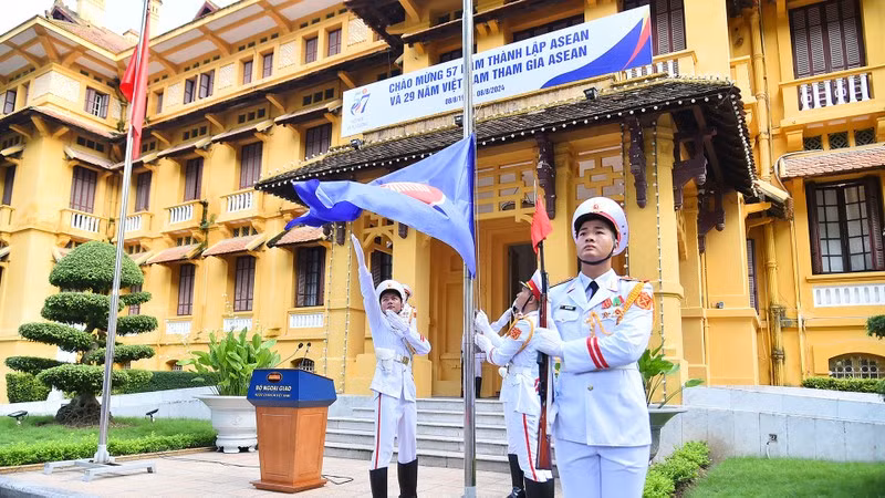 La bandera de la Asean ondea en la sede del Ministerio de Relaciones Exteriores de Vietnam.