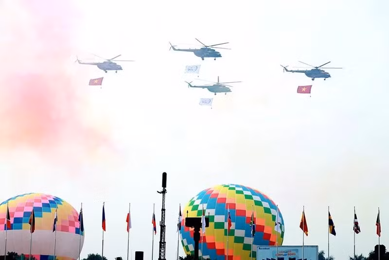Un espectáculo de aviones en el ensayo para la inauguración de la Exposición Internacional de Defensa de Vietnam 2024. (Fotografía: Ministerio de Defensa de Vietnam)