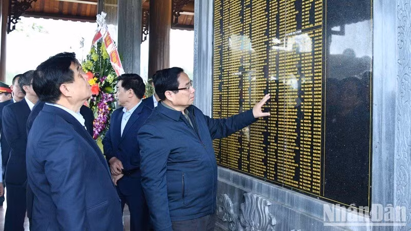 El premier Pham Minh Chinh ojea la estela conmemorativa.
