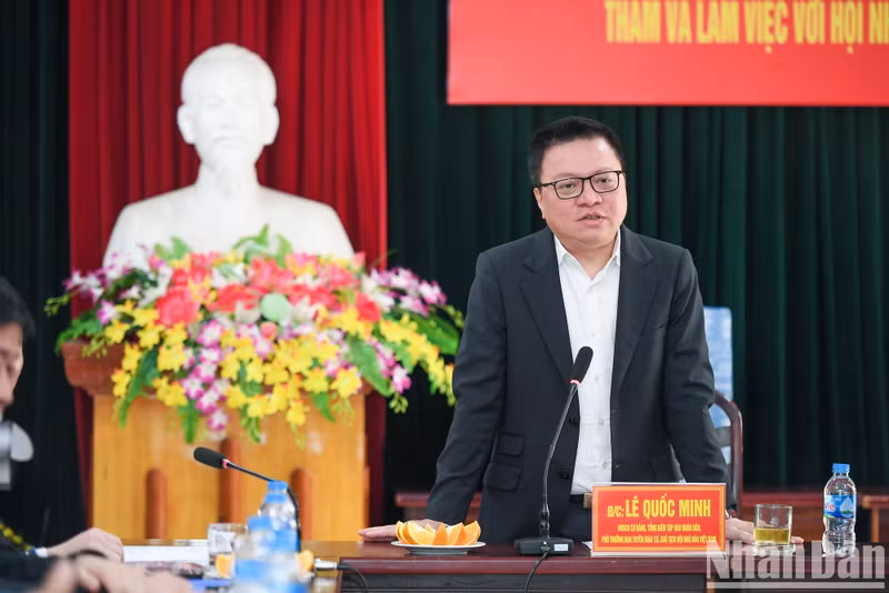 El compañero Le Quoc Minh da sus palabras.