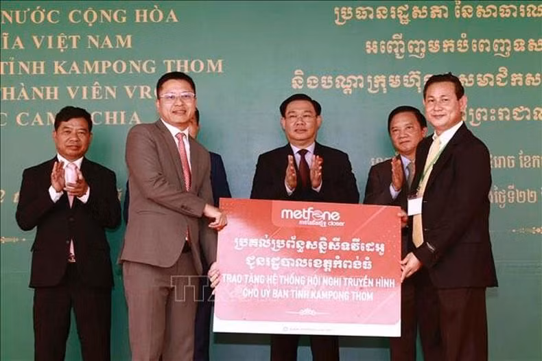 El dirigente parlamentario presencia la entrega simbólica de un sistema de teleconferencia por Metfone, filial camboyana de la Corporación Militar de Telecomunicaciones de Vietnam, a las autoridades de Kampong Thom.