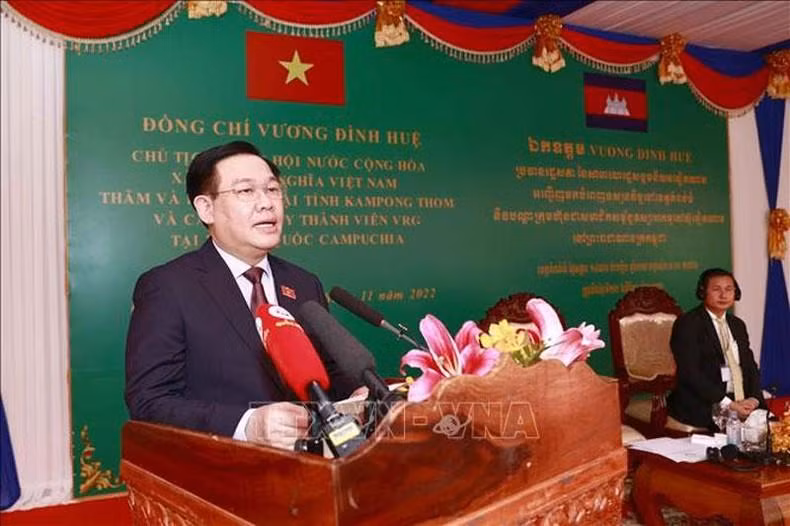 El jefe del Legislativo se dirige a los compatriotas que trabajan en el complejo cauchero en Kampong Thom.