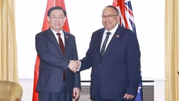 El presidente de la Asamblea Nacional de Vietnam, Vuong Dinh Hue (izquierda), y el presidente de la Cámara de Representantes de Nueva Zelanda, Adrian Rurawhe. (Fotografía: VNA)