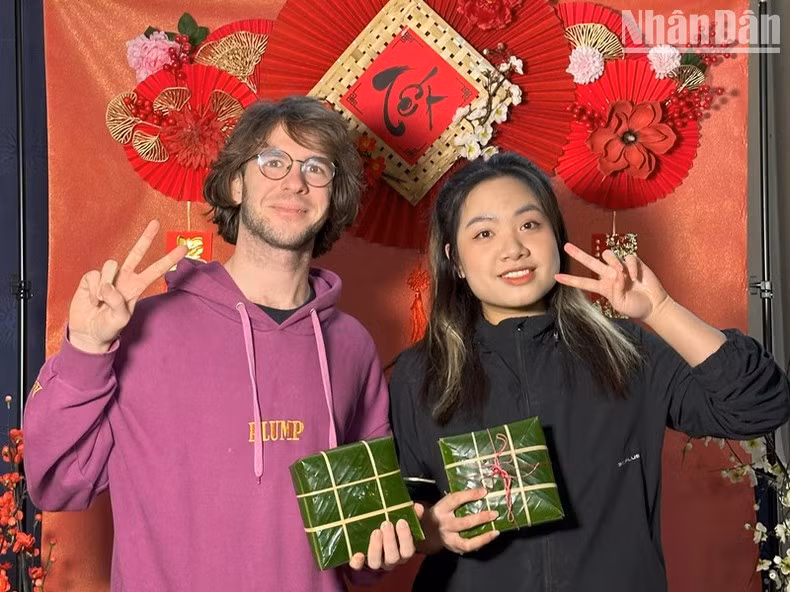 El “banh chung” envuelto por amigos internacionales. El “banh chung” envuelto por amigos internacionales.