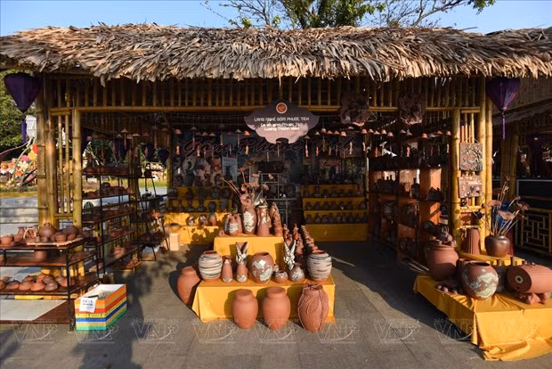 Artículos de la aldea exhibidos en el Festival de Artesanía Tradicional de Hue. (Fotografía: VNA)