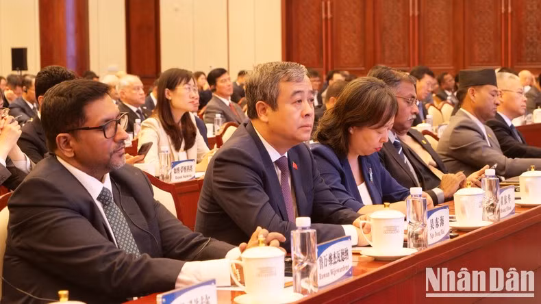 Ngo Dong Hai (segundo desde izquierda), miembro del Comité Central del Partido Comunista de Vietnam y subjefe de su Comisión de Propaganda y Movilización de Masas. (Fotografía: Nhan Dan)