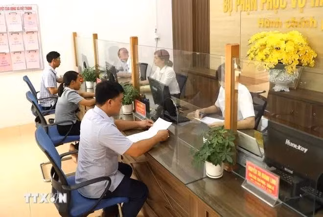 La gente realiza los trámites administrativos en el Departamento de Servicios Administrativos de la comuna de Viet Thanh, distrito de Tran Yen, provincia de Yen Bai. (Fotografía: VNA)
