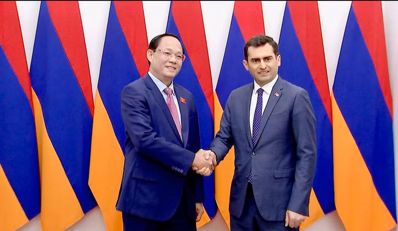 El vicepresidente de la Asamblea Nacional de Vietnam Tran Quang Phuong y su homólogo de Armenia, Hakob Arshakyan. (Fotografía: quochoi.vn)