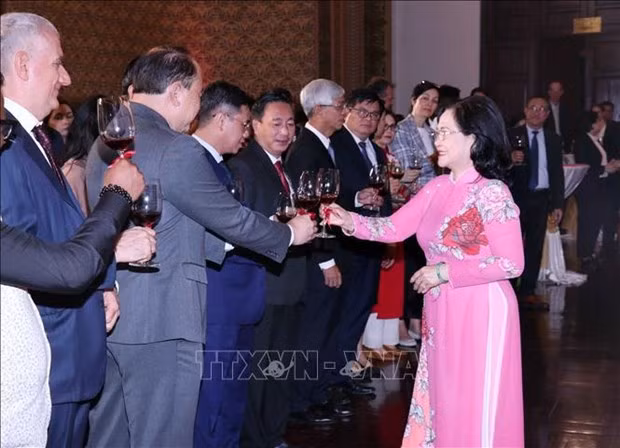 La subsecretaria del Comité partidista municipal y presidenta del Consejo Popular, Nguyen Thi Le, y delegados al encuentro. (Fotografía: VNA)