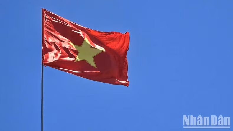 La bandera nacional ondea en la ciudadela de Quang Tri.