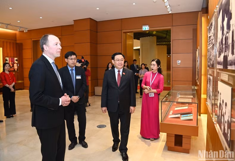 El presidente del Parlamento finlandés pasa por la sala memorial de la Asamblea Nacional de Vietnam...