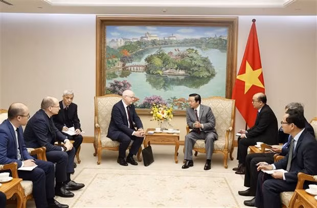 El vice primer ministro de Vietnam, Tran Hong Ha, recibe al embajador de Finlandia en Vietnam, Keijo Novaron, y al presidente del Grupo finlandés de Wartsila, Hakan Agnevall. (Fotografía: VNA)