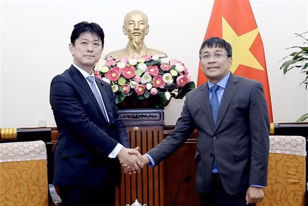 El vicecanciller permanente de Vietnam, Nguyen Minh Vu, recibe en Hanói a su homólogo de Japón Komura Masahiro. (Fotografía: VNA)
