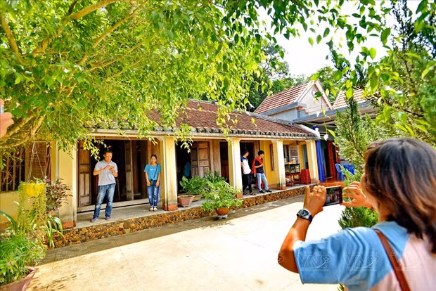 Turistas conocen las viejas residencias de Loc Yen. (Fotografía: VNA)
