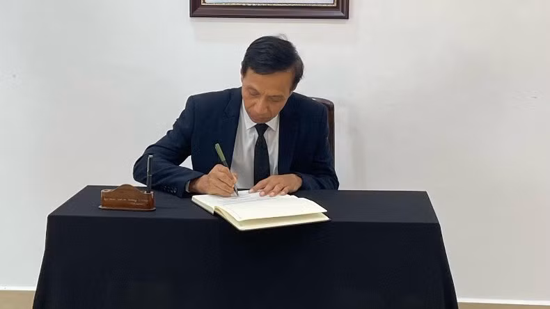 El embajador de Camboya en Brunéi, Chey Ratha, firma el libro de condolencias.