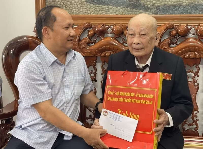Rah Lan Chung, vicesecretario del Comité del Partido Comunista de Vietnam en Gia Lai, entrega regalos a un antiguo participante en la campaña de Dien Bien Phu. (Fotografía: Nhan Dan)