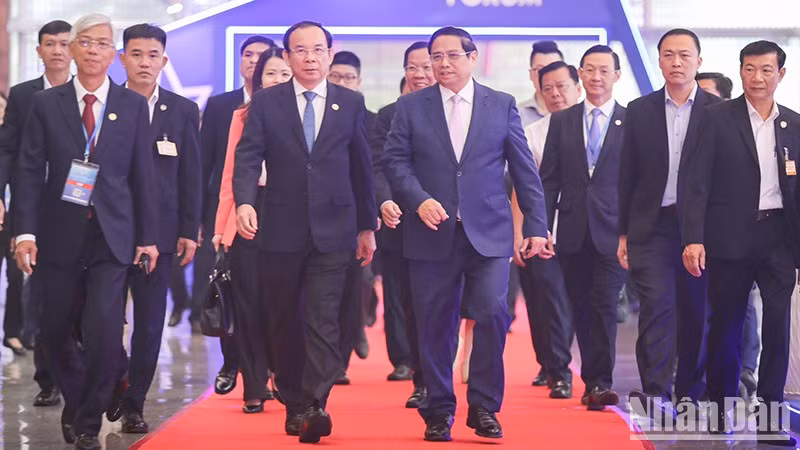 El jefe de Gobierno llega al lugar del evento, inaugurado hoy en la sureña Ciudad Ho Chi Minh.