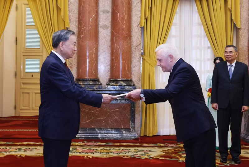El secretario general del Partido Comunista y presidente de Vietnam, To Lam, y el embajador argentino, Marcos Antonio Bednarski. (Fotografía: VNA)