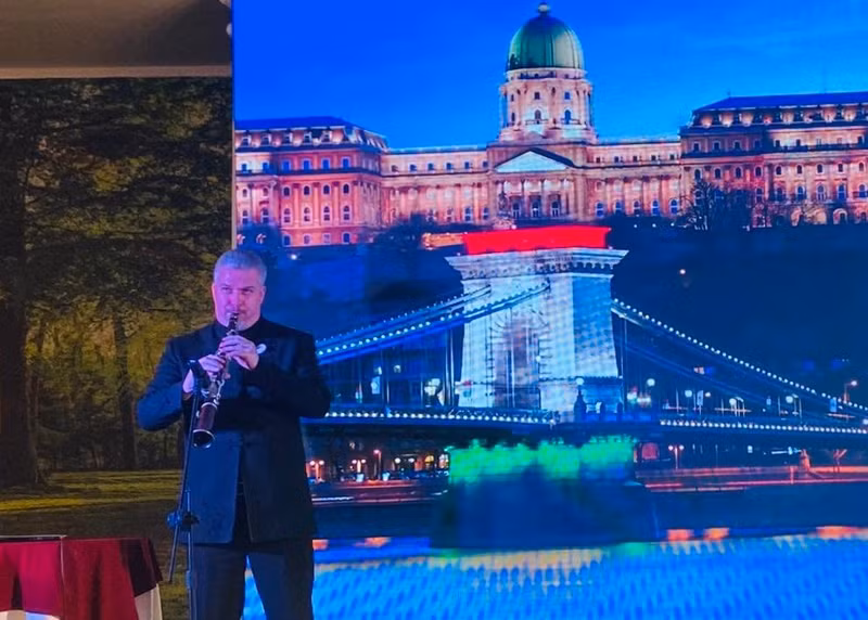 El artista József Terék actúa en el evento. (Fotografía: thoidai.com.vn)