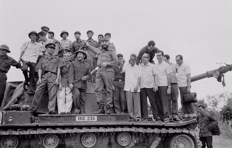 El 15 de septiembre de 1973, el Comandante en Jefe, Fidel Castro, inspeccionó la base militar de Doc Mieu, en la barrera electrónica de McNamara, destruida por combatientes del Frente Nacional para la Liberación de Vietnam del Sur.