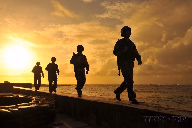 Los soldados de la Armada Popular de Vietnam en la isla de Phan Vinh A mantienen en alto su responsabilidad en el patrullaje, la vigilancia y la protección de la soberanía y seguridad de las fronteras, las aguas y el espacio aéreo nacional.