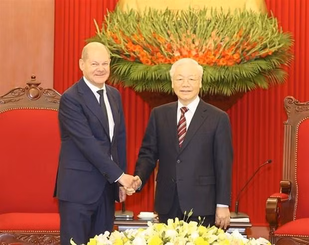 El secretario general del Partido Comunista de Vietnam, Nguyen Phu Trong (derecha), y el canciller de Alemania, Olaf Scholz. (Fotografía: VNA) El secretario general del Partido Comunista de Vietnam, Nguyen Phu Trong (derecha), y el canciller de Alemania, Olaf Scholz. (Fotografía: VNA)