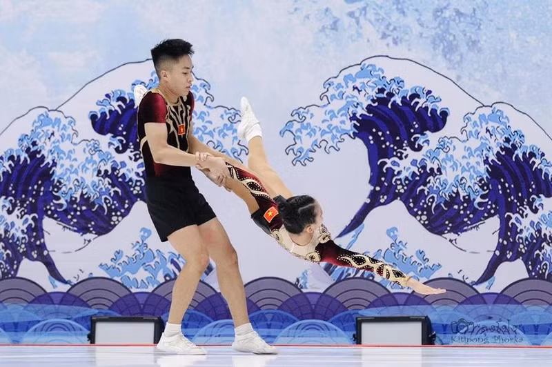 Una de las actuaciones de Trinh Quang Manh y Phan Thi Uyen Nhi. (Fotografía: qdnd.vn)