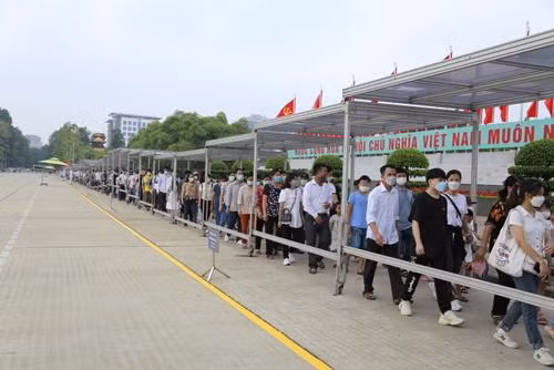 Cola de gente esperando entrar en el Mausoleo. (Fotografía: bqllang.gov.vn)