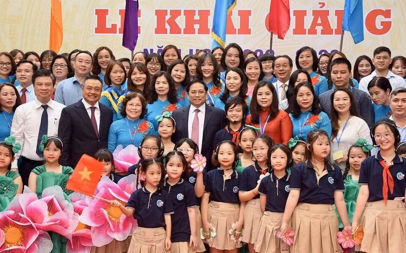 El primer ministro Pham Minh Chinh posa junto con maestros y alumnos de la escuela. (Fotografía: Nhan Dan)
