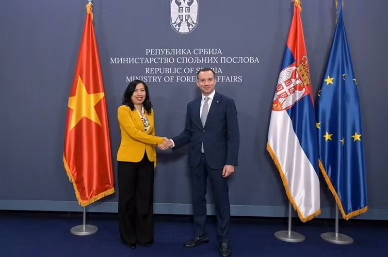 El vicecanciller serbio Damjan Jovic y su homóloga vietnamita Le Thi Thu Hang. (Fotografía: Ministerio de Relaciones Exteriores de Vietnam)