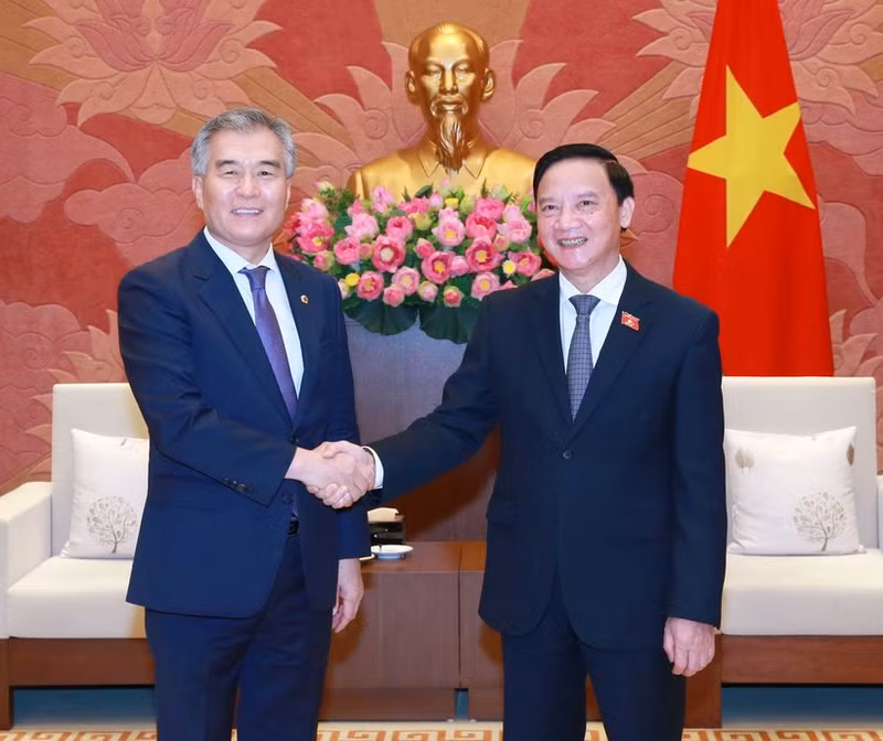El vicepresidente de la Asamblea Nacional de Vietnam Nguyen Khac Dinh recibe al presidente del Consejo Metropolitano de Seúl, Kim Hyeon-ki. (Fotografía: VNA)