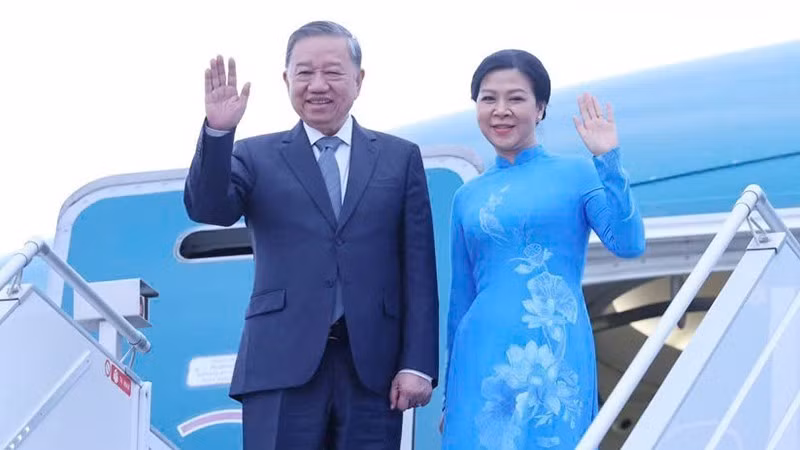 El secretario general del Partido Comunista de Vietnam, To Lam, y su esposa parten de Minsk, capital bielorrusa, hacia Hanói. (Foto: VNA)