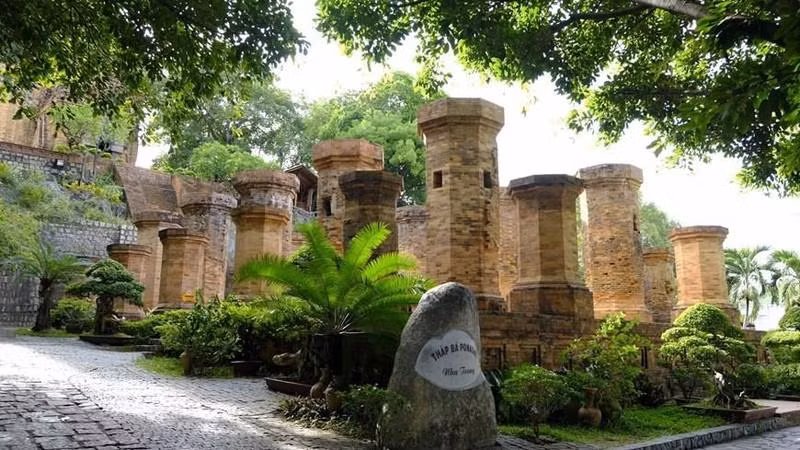 Esta área de la reliquia se denomina Mandapa. Se compone de cuatro filas de gigantescos pilares de ladrillos cocidos, entre ellos diez a gran tamaño por dentro y 12 pequeños octagonales por afuera. (Fotografía: VNA)