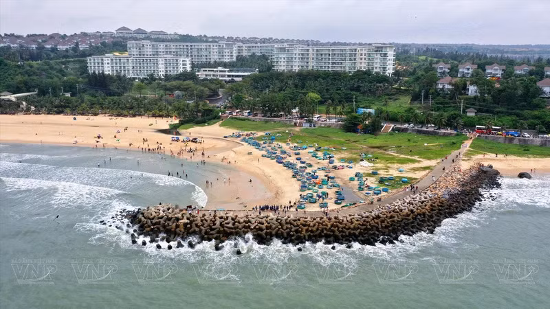 Una vista panorámica de la playa rocosa de Ong Dia desde arriba. Una vista panorámica de la playa rocosa de Ong Dia desde arriba.