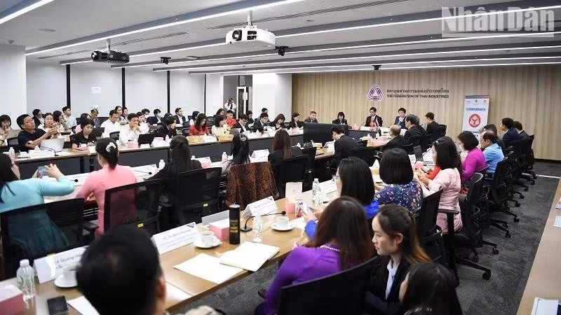 Participantes en la conferencia celebrada en Bangkok el 29 de octubre. (Fotografía: VNA)