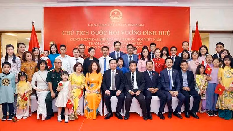 El presidente de la Asamblea Nacional de Vietnam, Vuong Dinh Hue, se reúne con la comunidad de connacionales en Indonesia. (Fotografía: VNA)