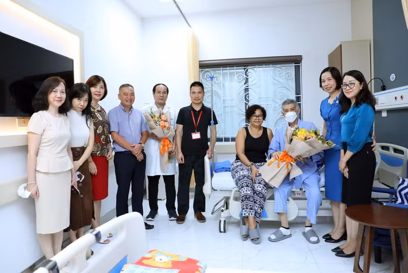 La directora general Vu Viet Trang, funcionarios y reporteros de la VNA felicitan al periodista cubano Moisés Pérez Mok luego de la exitosa cirugía. (Fotografía: VNA)