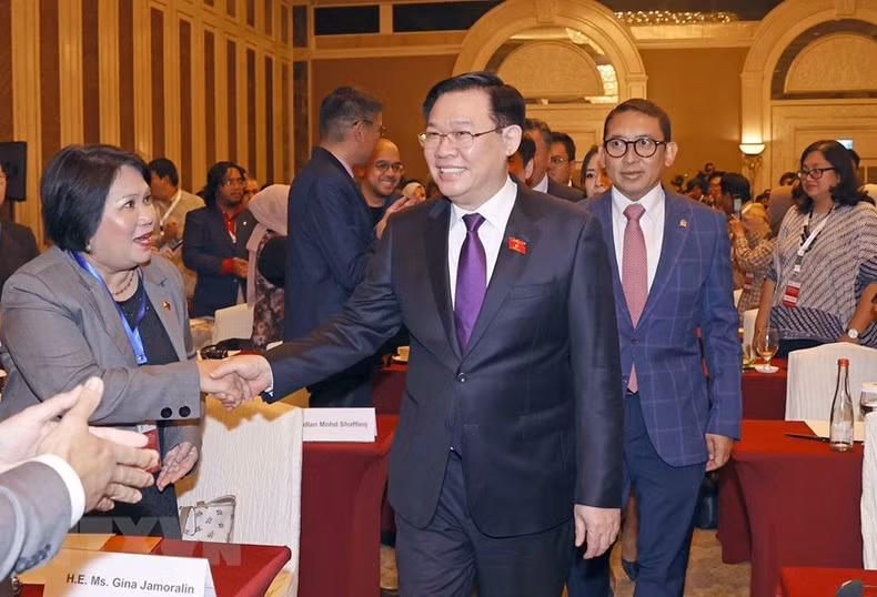 El presidente del Parlamento vietnamita llega al Foro.