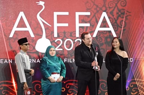 El director Aron Toronto y la guionista Nha Uyen subieron al escenario para recibir el premio en representación de Kim B. (Fotografía: Comité Organizador)