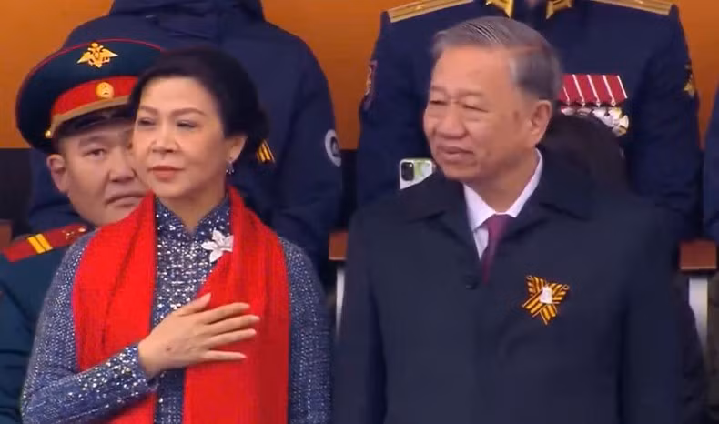 El secretario general del Partido Comunista de Vietnam, To Lam, y su esposa, Ngo Phuong Ly, observan a la delegación militar de su país.