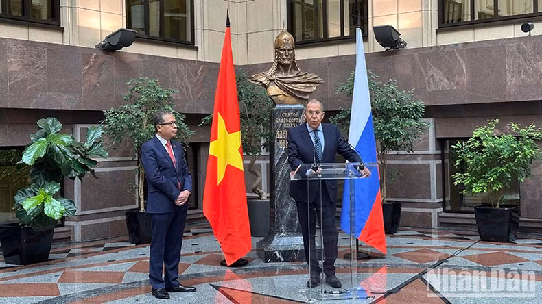 El ministro de Asuntos Exteriores de Rusia, Serguéi Lavrov habla en la inauguración de la exposición. (Fotografía: Nhan Dan)