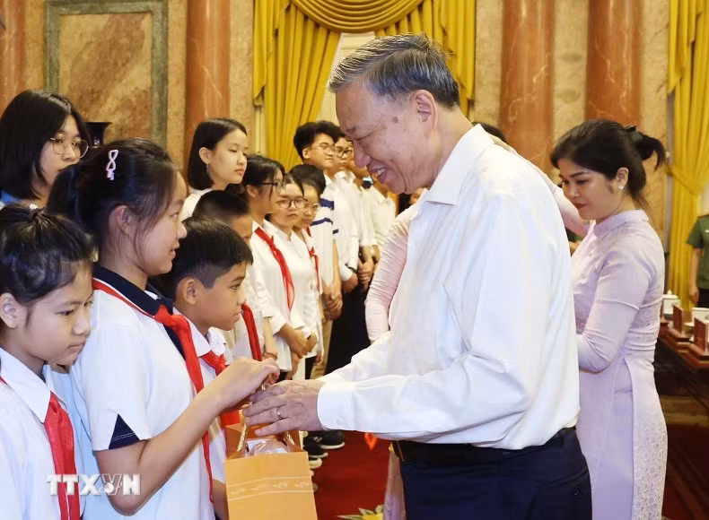 El presidente To Lam entrega regalos a los pequeños. (Fotografía: VNA)