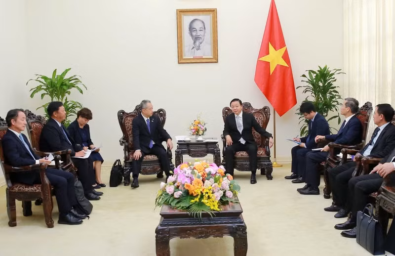 El vice primer ministro Tran Hong Ha (derecha) recibe al presidente y director ejecutivo de la Corporación japonesa Sumitomo, Shingo Ueno. (Fotografía: VNA)