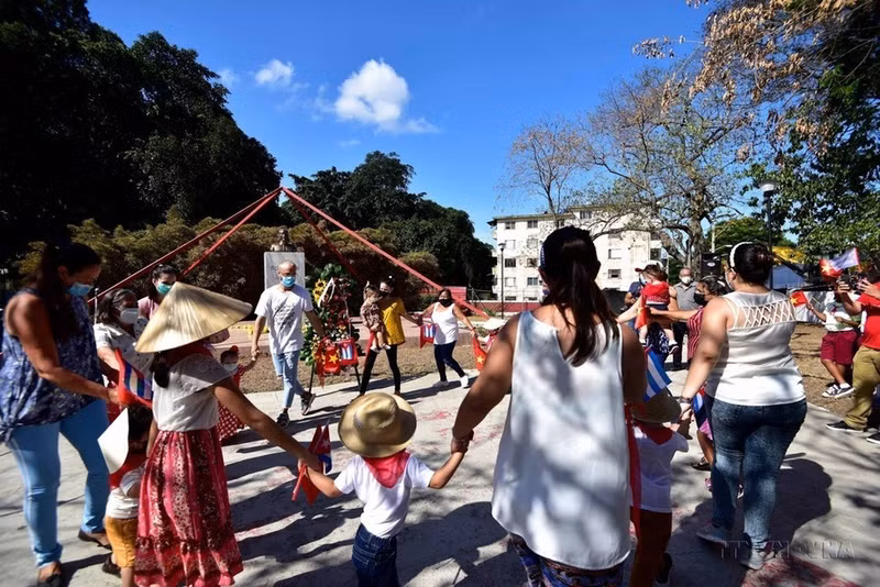 Niños cubanos y sus padres participan en un espectáculo de danza exaltando la amistad Vietnam-Cuba con motivo del 132 aniversario del natalicio del Presidente Ho Chi Minh (19 de mayo), en 2022. Niños cubanos y sus padres participan en un espectáculo de danza exaltando la amistad Vietnam-Cuba con motivo del 132 aniversario del natalicio del Presidente Ho Chi Minh (19 de mayo), en 2022.