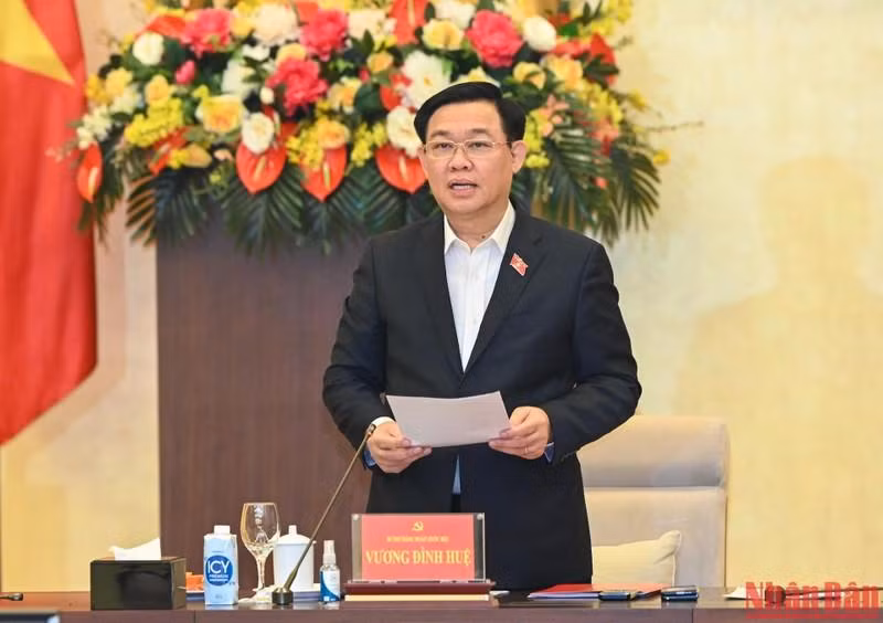 El presidente de la Asamblea Nacional de Vietnam, Vuong Dinh Hue, interviene en la reunión. (Fotografía: Nhan Dan)