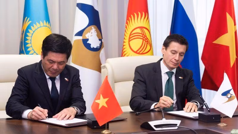 El ministro de Industria y Comercio de Vietnam, Nguyen Hong Dien, y el titular de Comercio de la CEE, Andrey Slepnev. (Fotografía: Nhan Dan)