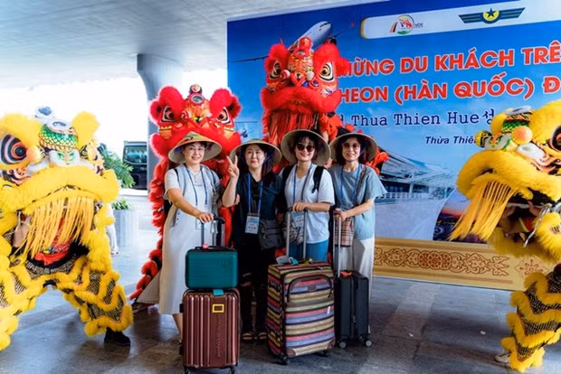 Turistas surcoreanos llegan a Hue por vía aérea. (Fotografía: baochinhphu.vn)